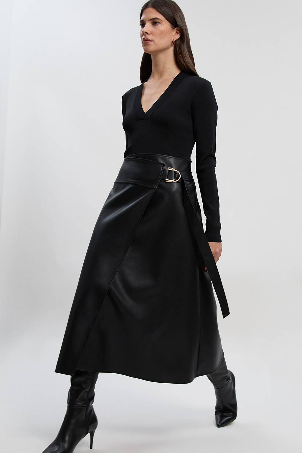 KarenMillen Robe Mi-Longue en Maille Plissée avec Détails d'Onglets en synthétiquecuir - Coupe Petite Taille
