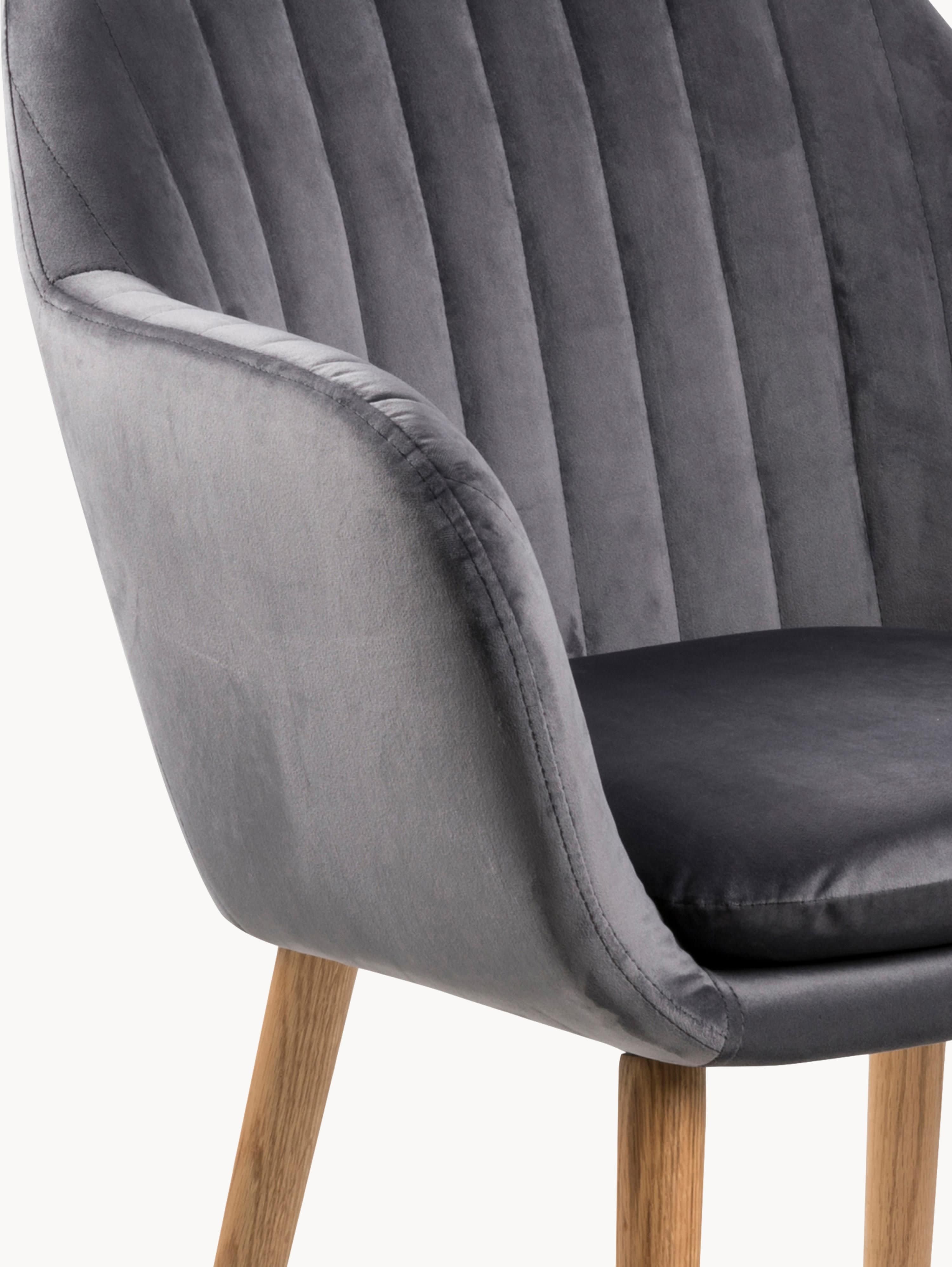 Fluwelen armstoel Emilia met houten poten
