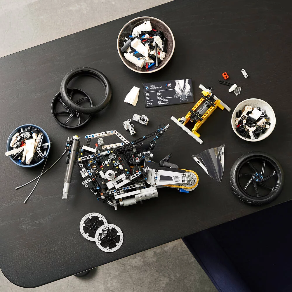 LEGO®TECHNIC 42130 - BMW M 1000 RR