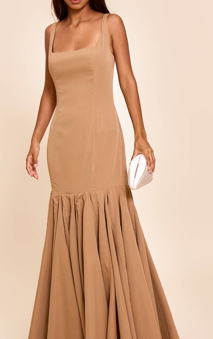 Taupe Robe Maxi À Volants Avec Détails De Coutures Petite
