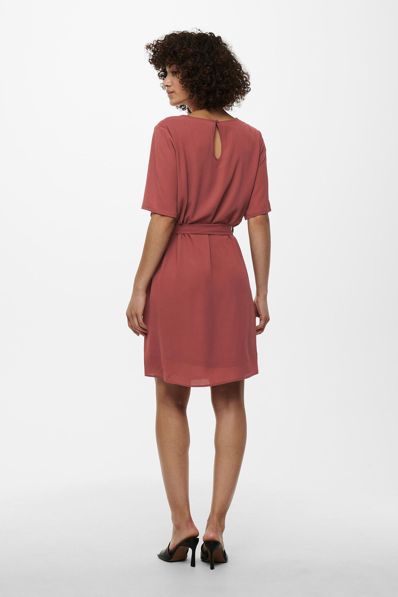 Vestido curto com mangas 2/4 e gola redonda.