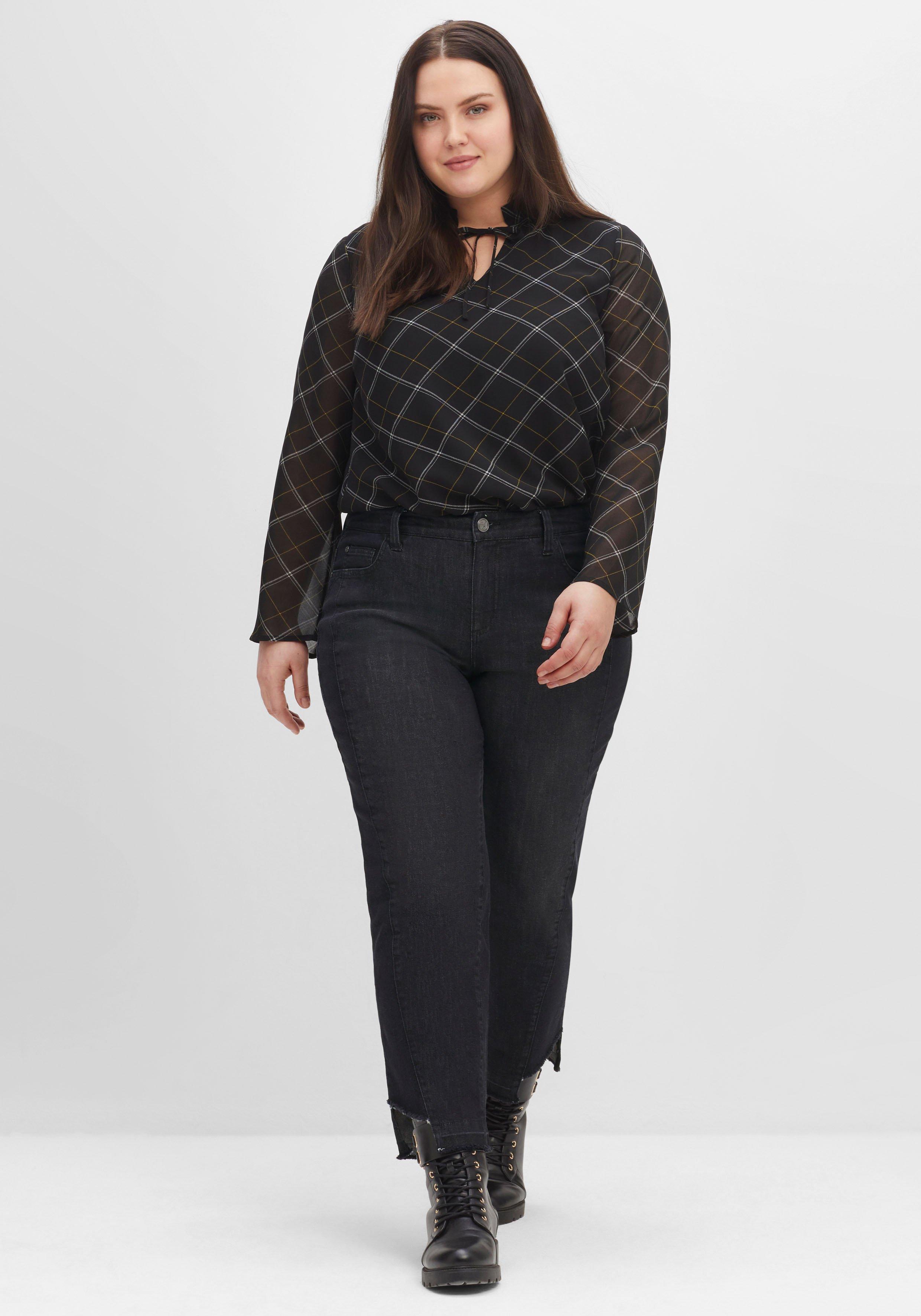 Gerade 7/8-Jeans mit Cut-out und Fransen am Saum