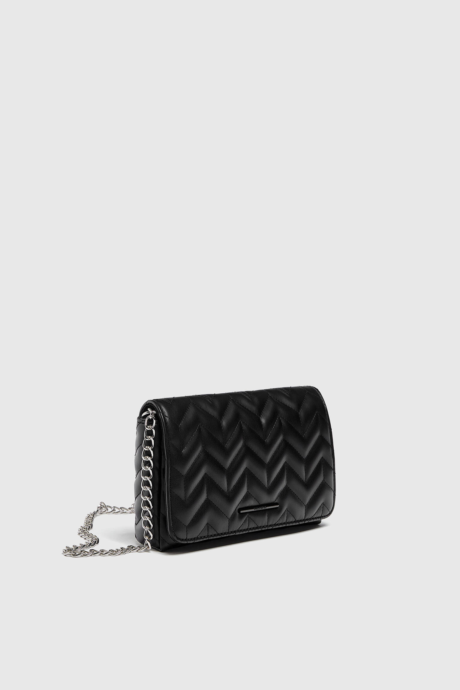Bolsa de ombro acolchoada com aba - preta