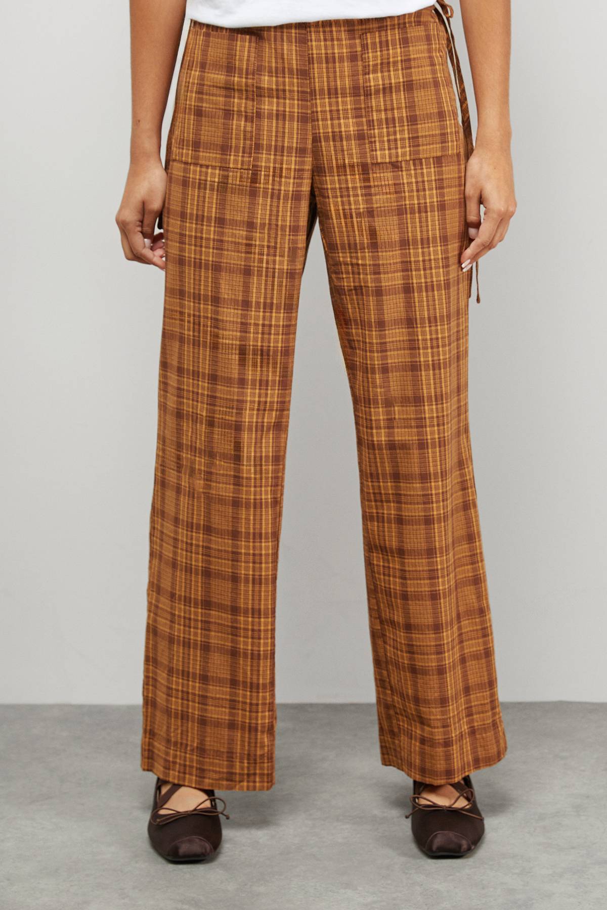 Warehouse Pantalon Taille Moyenne à Carreaux Moutarde avec Liens Latéraux et Poches