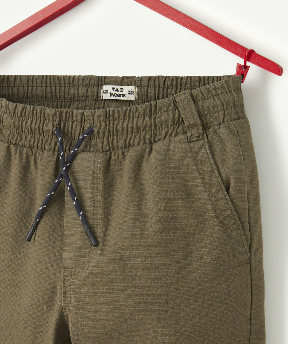 PANTALON CARGO GARÇON KAKI AVEC PATCH BRODÉ