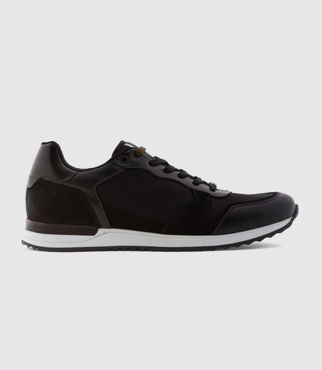 Sneakers en cuir noir 