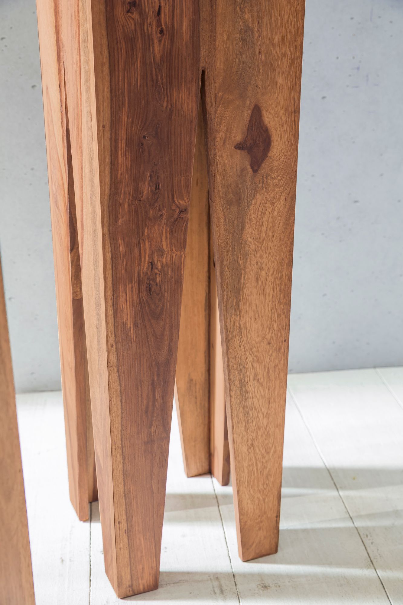 KADIMA DESIGN Beistelltisch-Set mit 3 Giraffenbeinen: Massivholz, rustikales Ambiente, handgefertigt