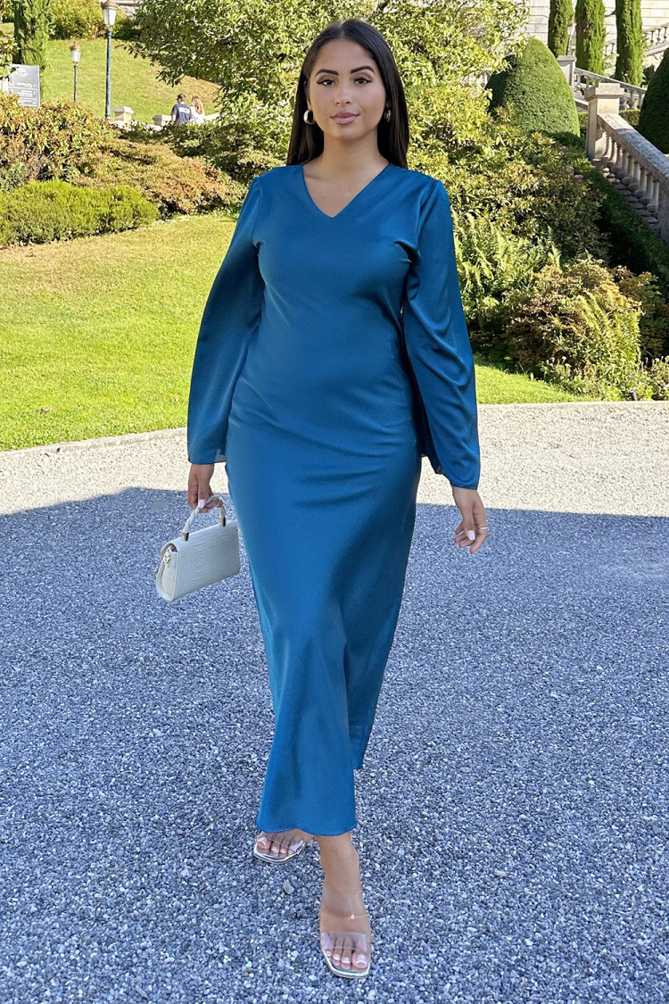 Robe longue bleu foncé satinée et fluide