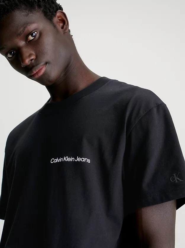 Camiseta de algodão com logo no peito.