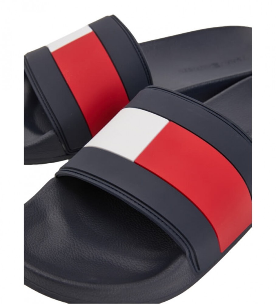 Chinelo Tommy Hilfiger de borracha com bandeira para piscina, estilo marinheiro.