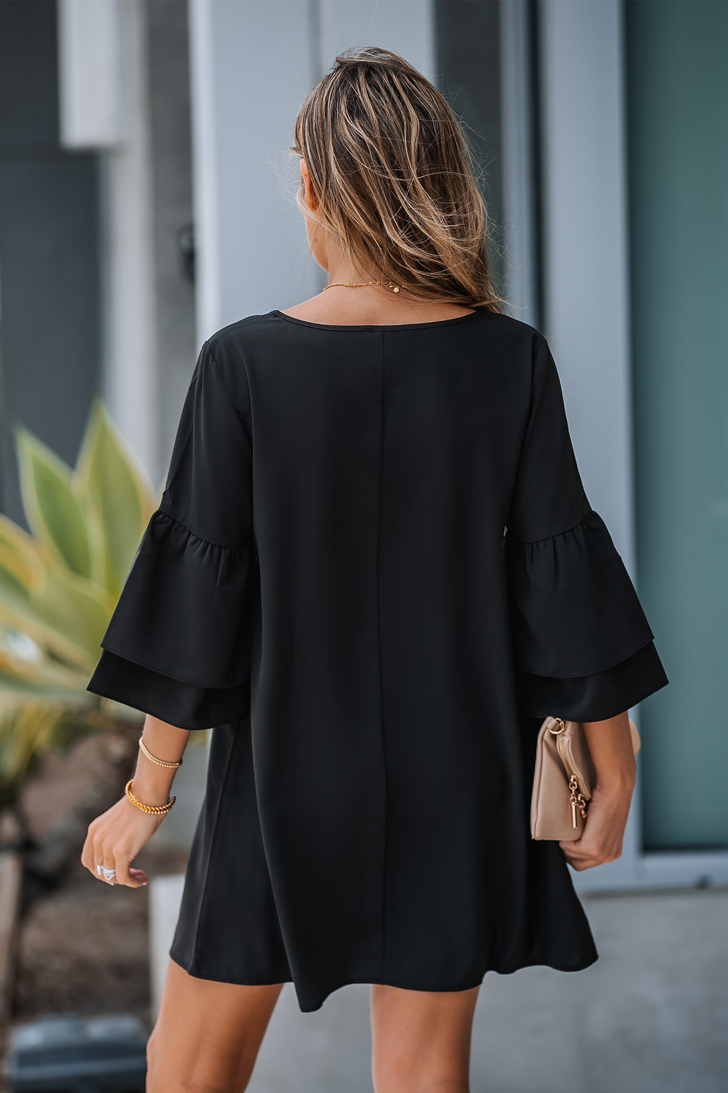 Robe courte à manches évasées et col en V à volants