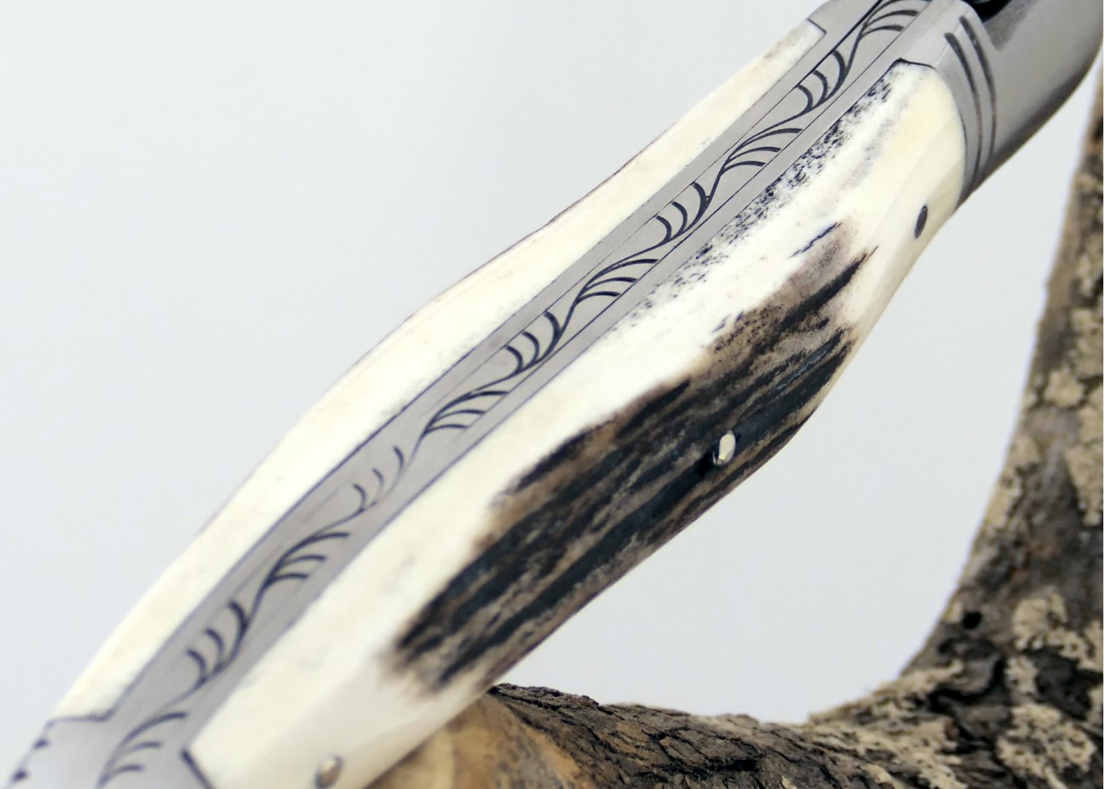 Couteau Laguiole avec un manche en bois de cerf et 2 mitres en acier inoxydable