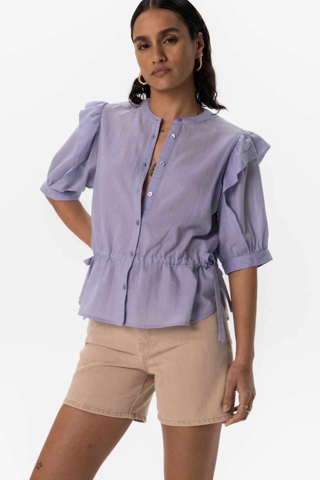 Lavendel ruffle blouse met korte pofmouwen