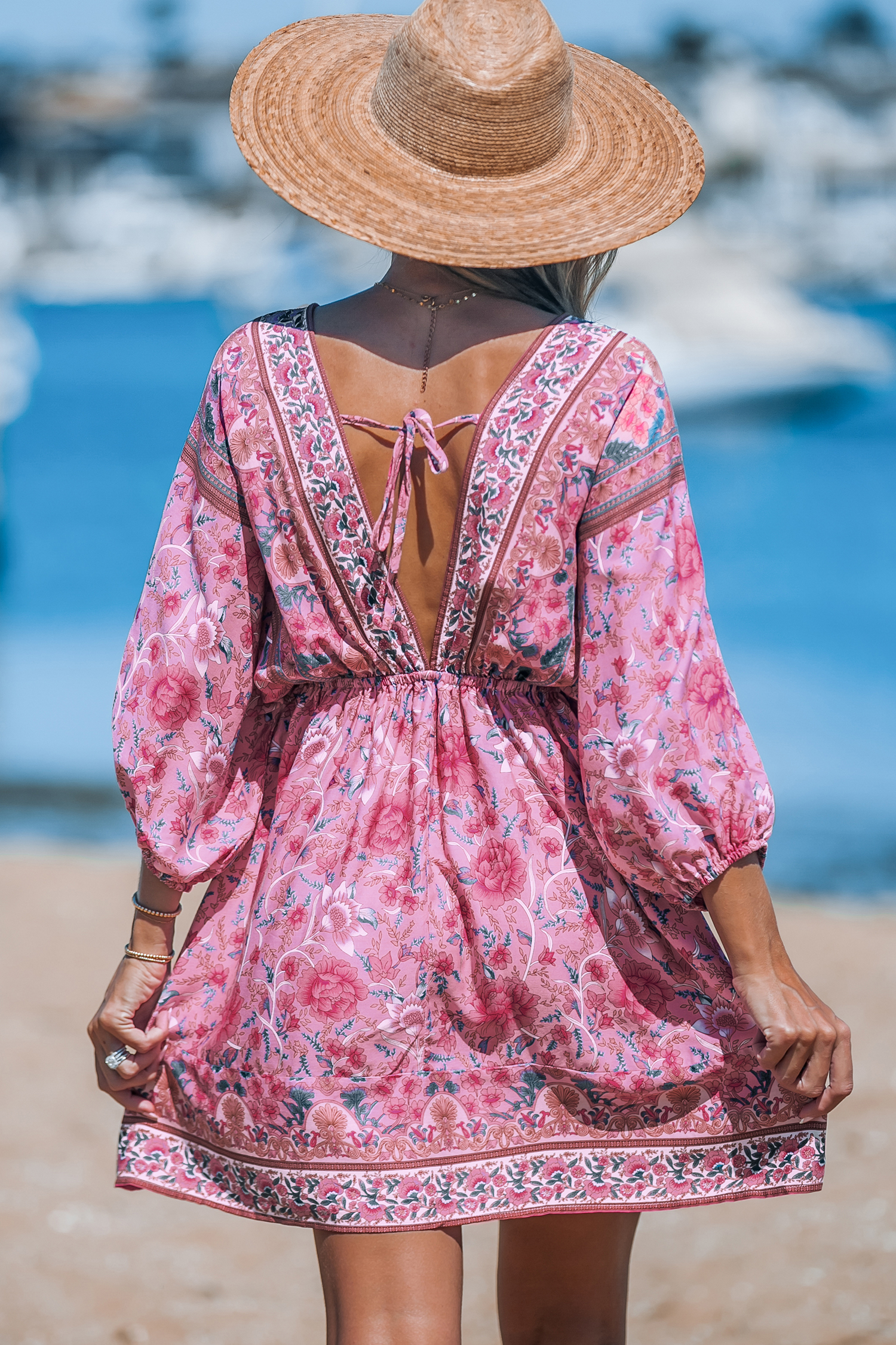 Robe mini avec manches blouson et col plongeant à fleurs roses