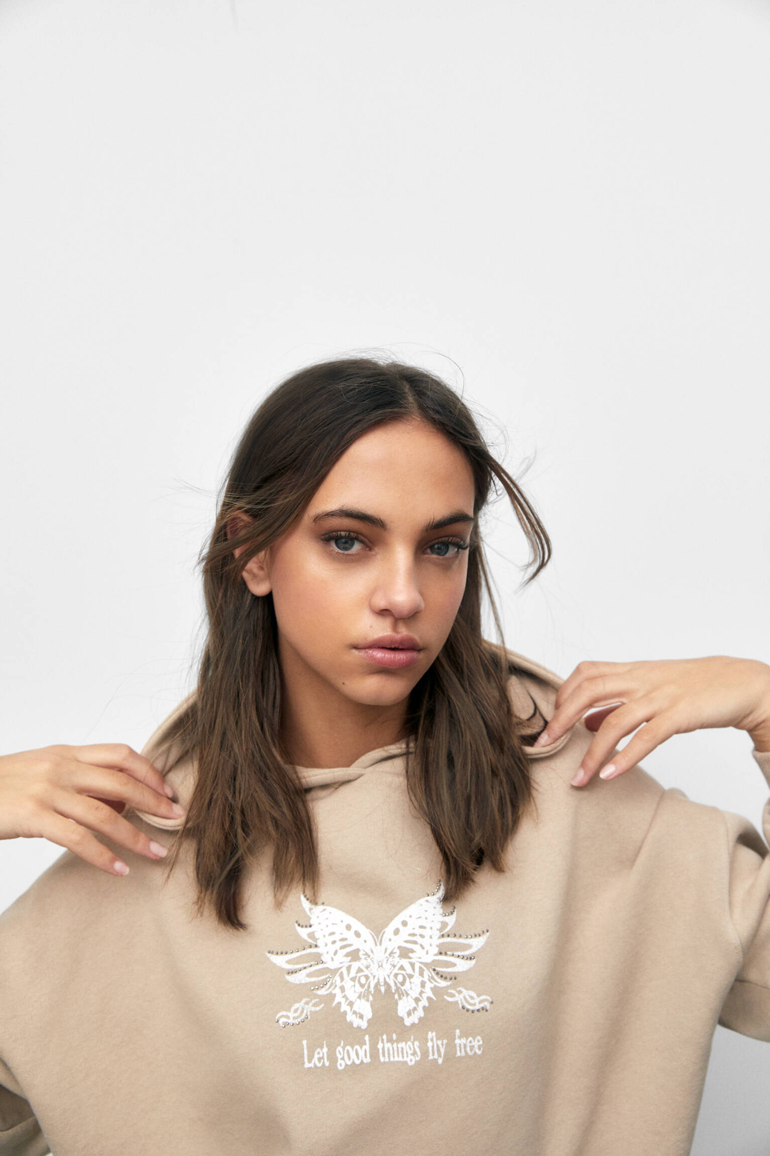 MOLETOM OVERSIZED COM ESTAMPA DE BORBOLETA - COR PEDRA