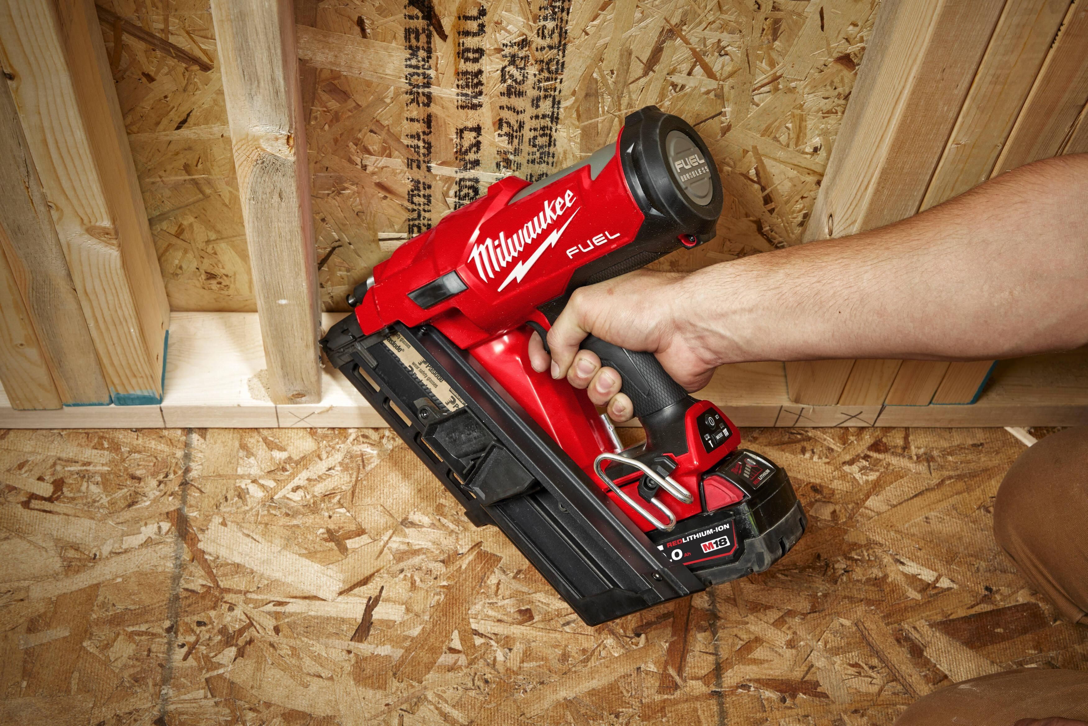 Milwaukee M18 FUEL™ FFNS-502C Accu Constructie Tacker enkelschot 18V 5.0Ah in koffer - 4933478302