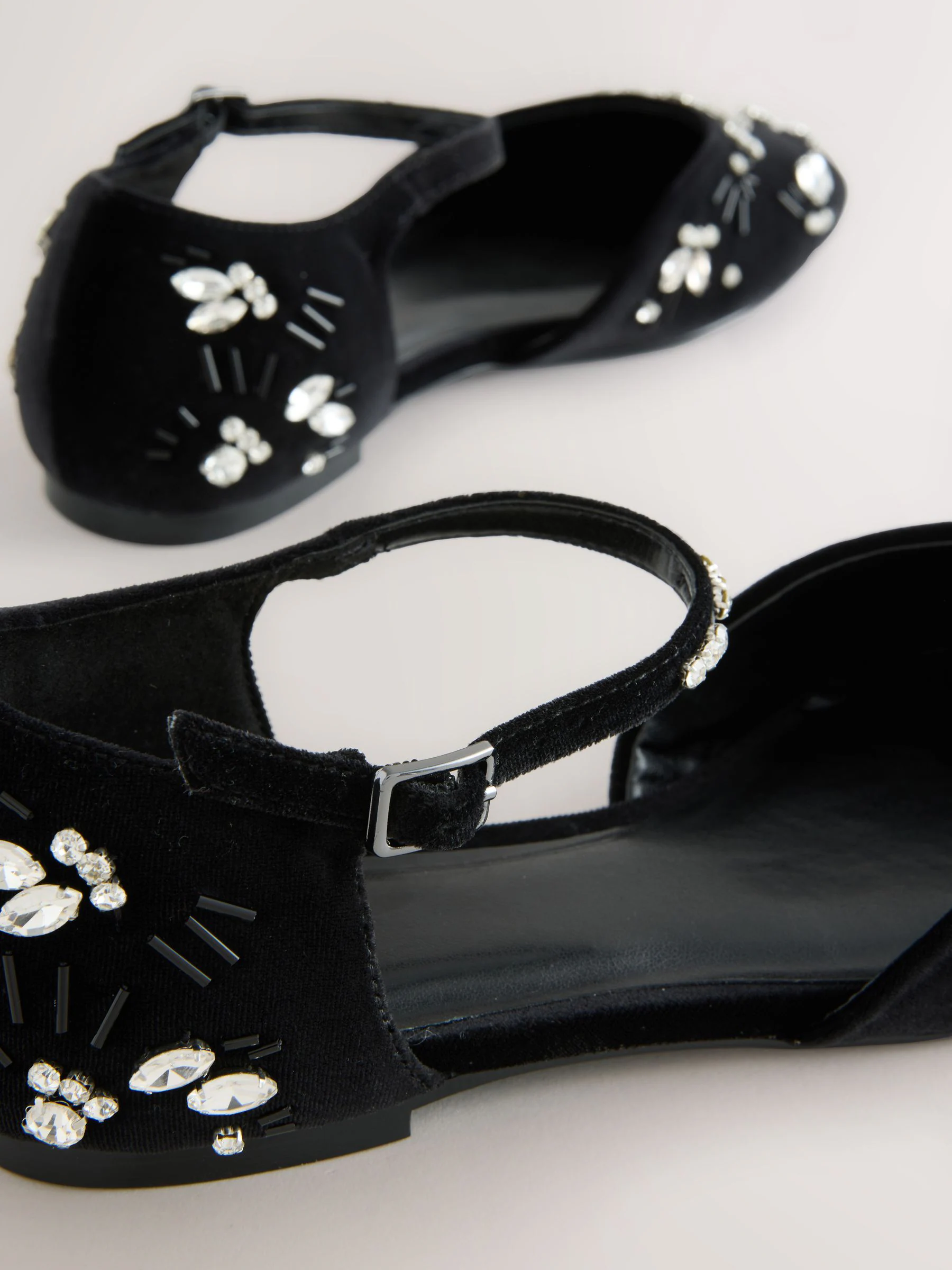 Zwart - Forever Comfort® Velvet Embellished Two Part Closed Toe Shoes