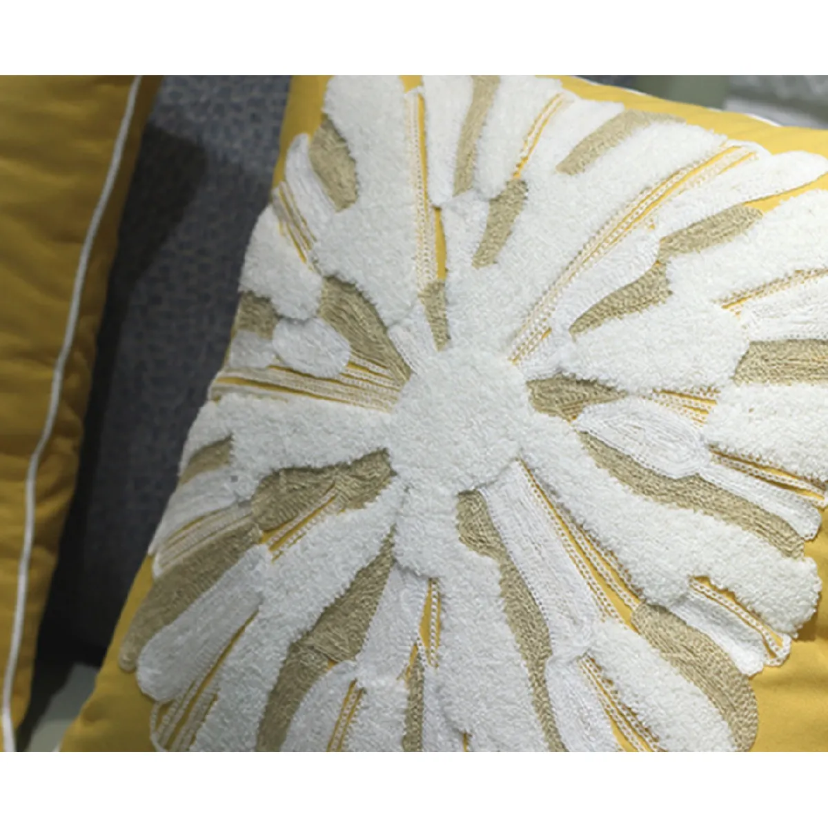 Coussin Embroidered