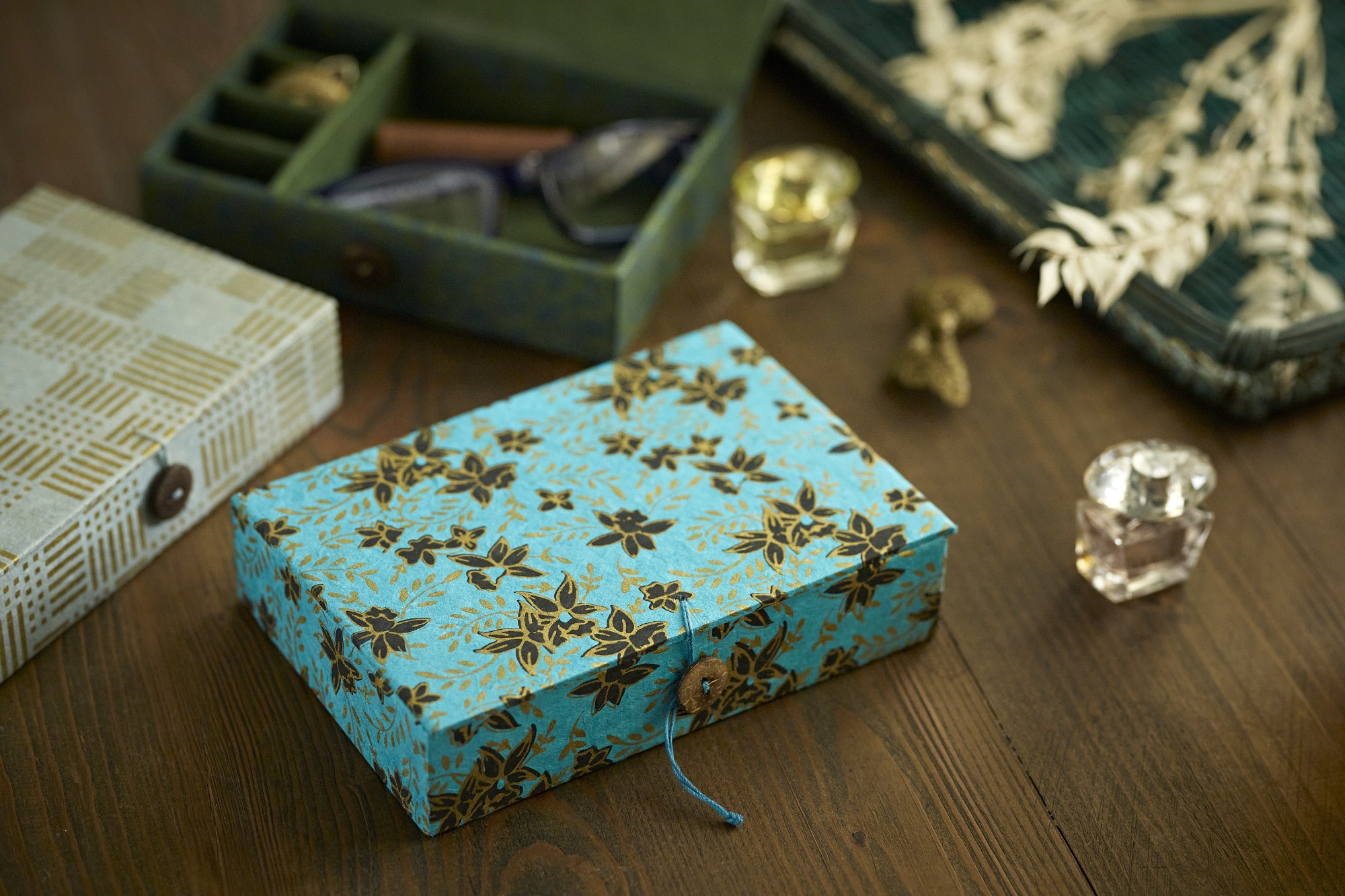Geschenkbox 'Blumen' aus Loktapapier, blau schwarz-gold, B 16 cm, L 11 cm, H 4 cm von fischer's lagerhaus