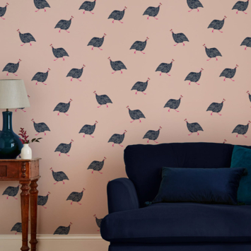 Vliesbehang Joules Guinea Fowl Roze (dessin 118566)