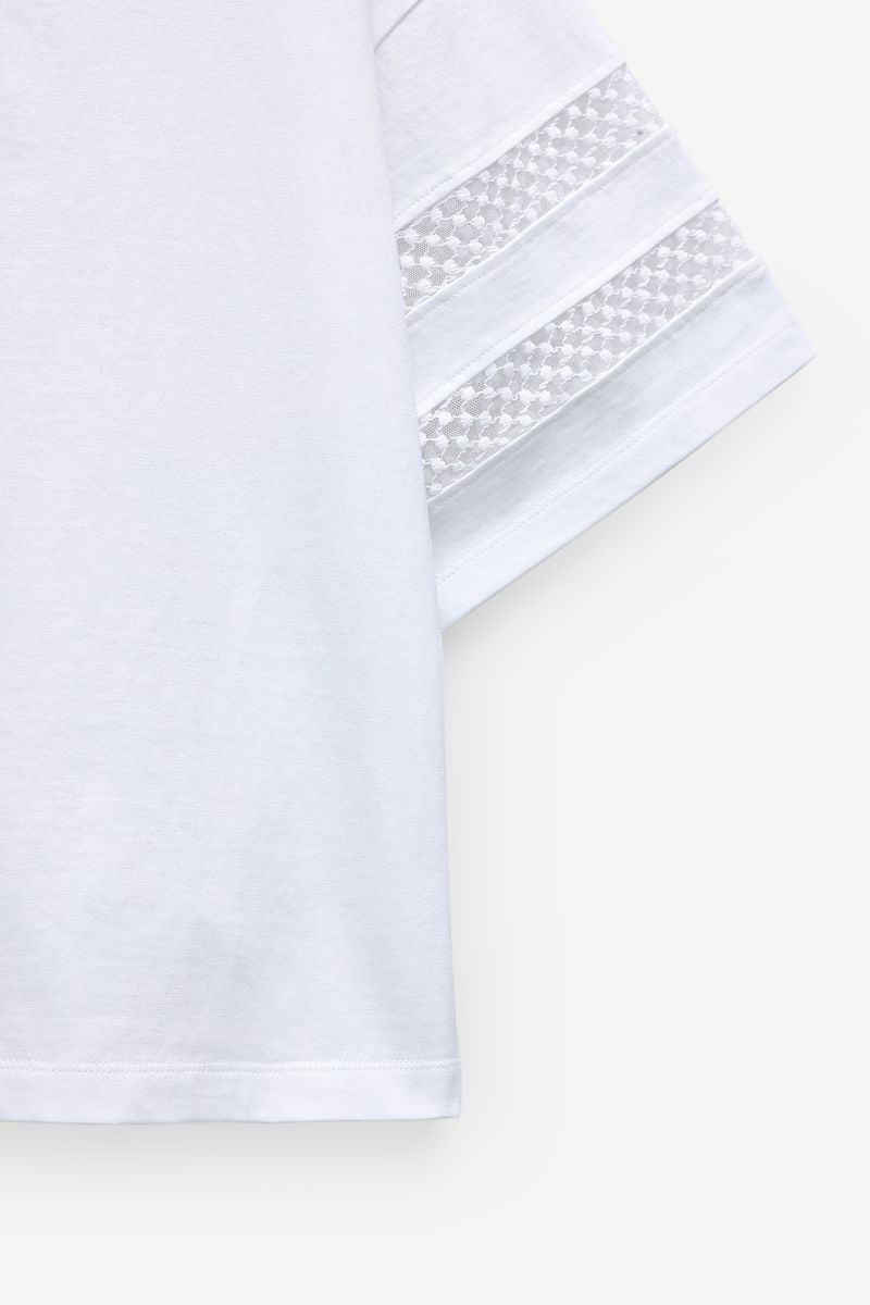 T-SHIRT COM APLICAÇÃO RENDA NAS MANGAS