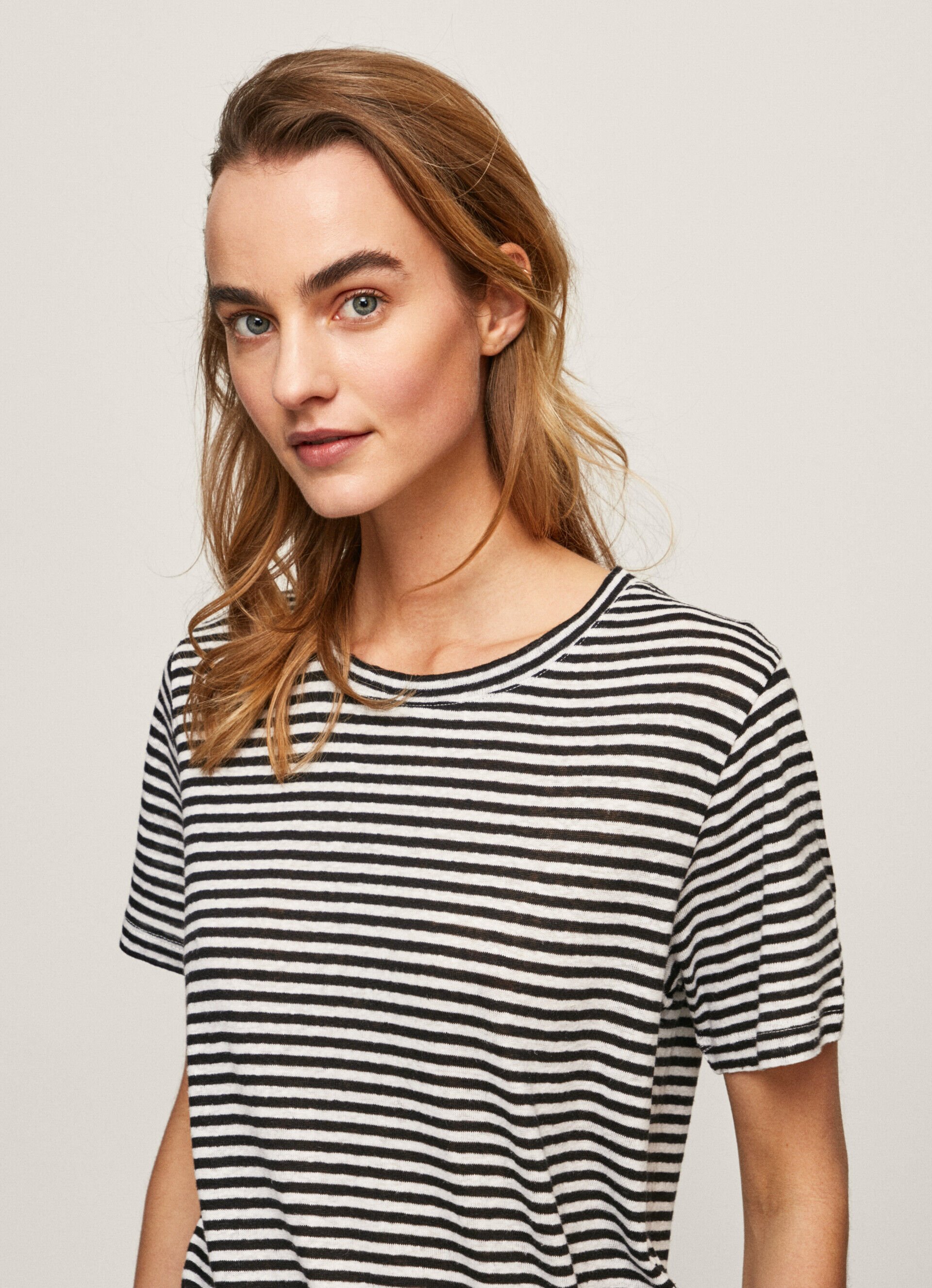 CAMISETA COM ESTAMPA DE LINHO LISTRADO - preta
