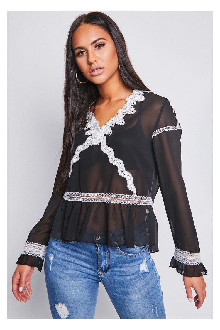 Blouse noire à détails dentelles contrastés
