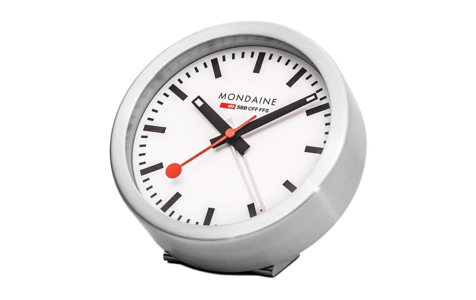 Klassischer Wecker Quartz Ø 12.5 cm, Silber/Weiss<br>Tischuhr und Wecker aus Aluminium