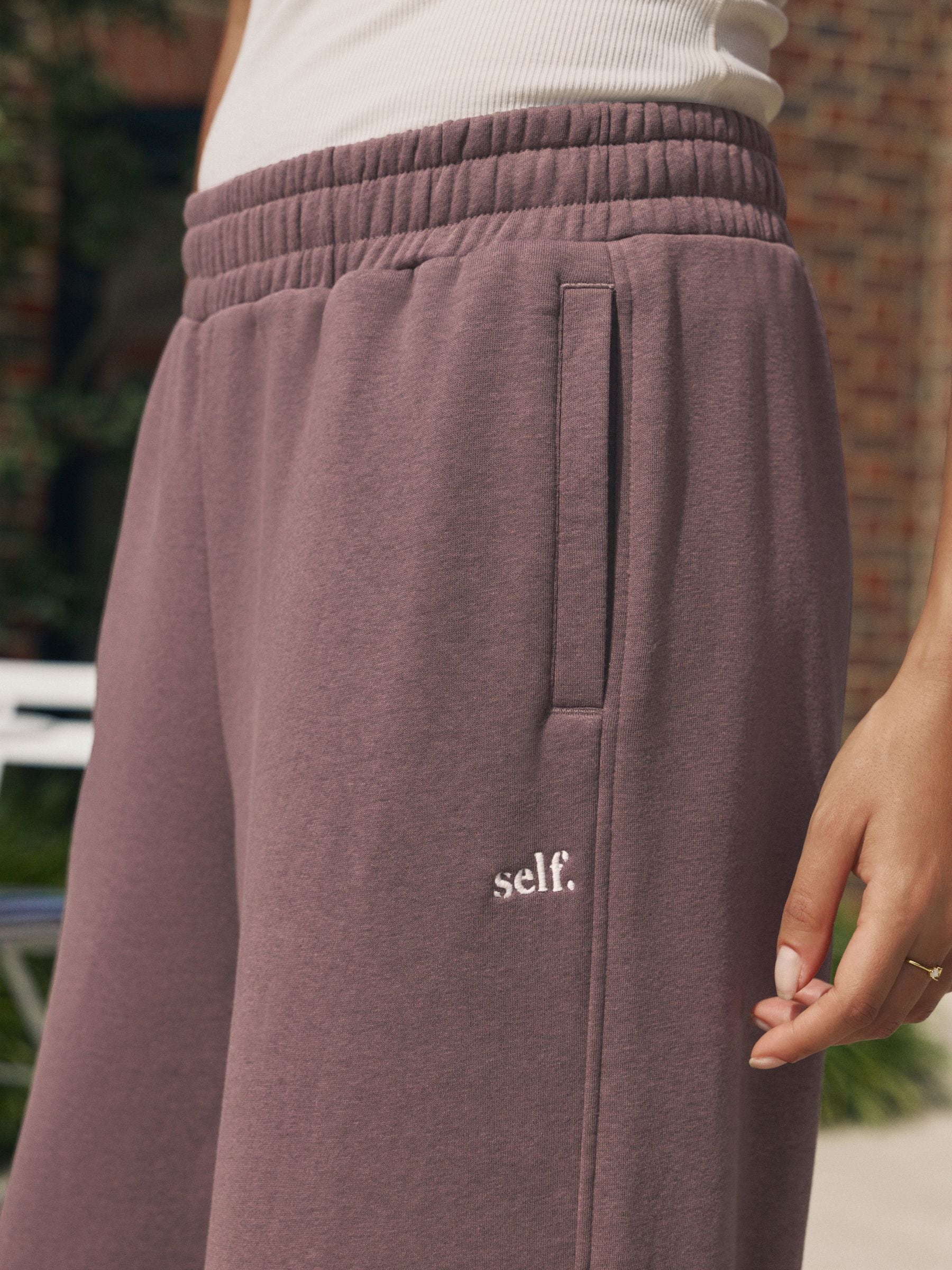Chocoladebruin - self. joggingbroek met wijde pijpen