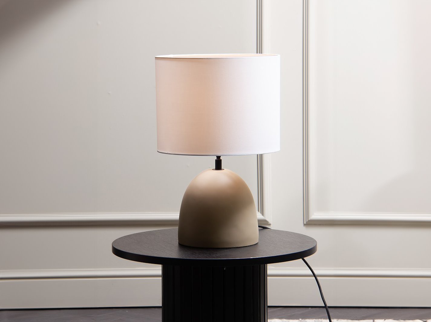Argao bordlampe Betongfot med bomulls skjerm. Ø30 cm