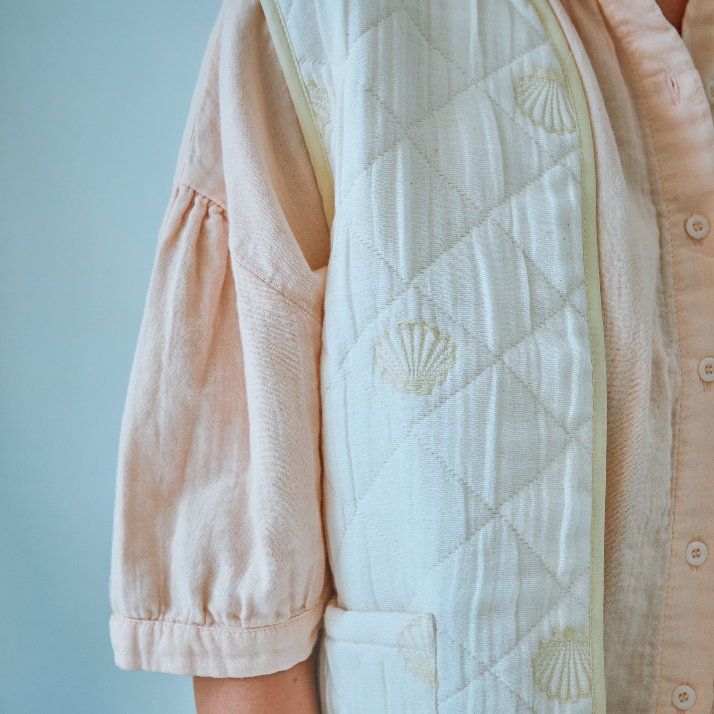 Adult Bluse Neotine Scallop Shell