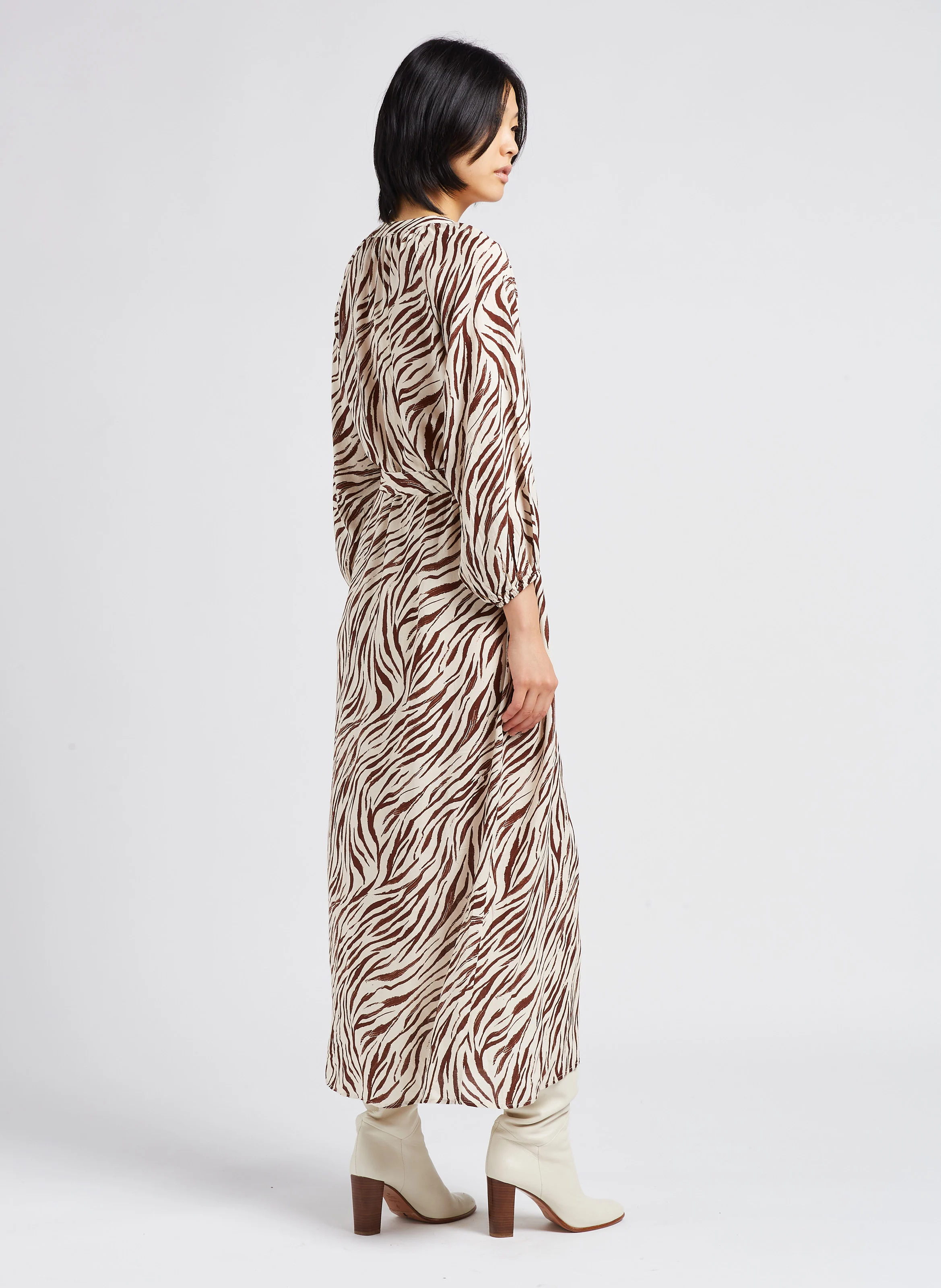 LEXI - Robe longue coupe droite à col v | Beige