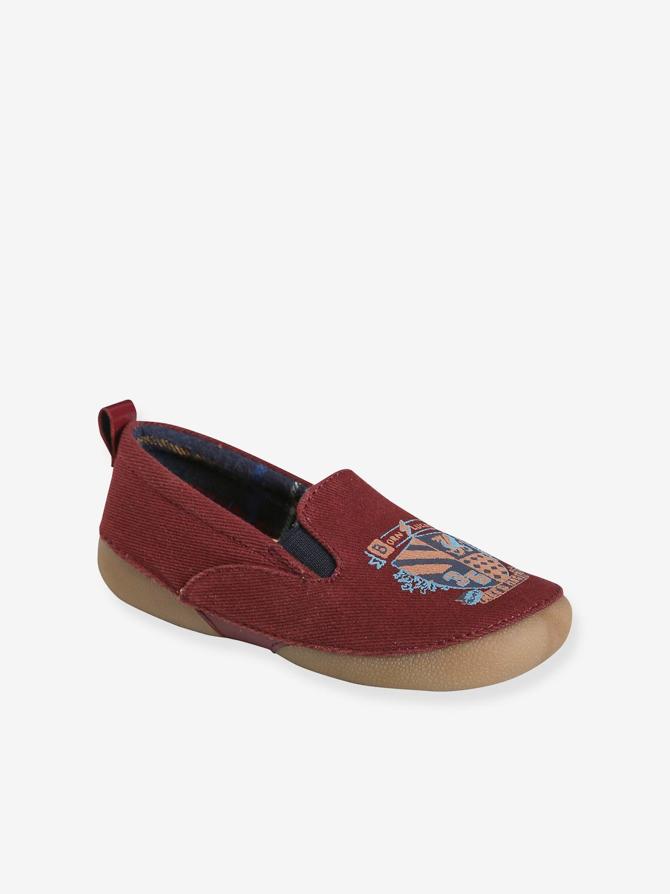 Pantufas de casa infantis em tecido elástico, lisas, vermelho escuro com estampas.