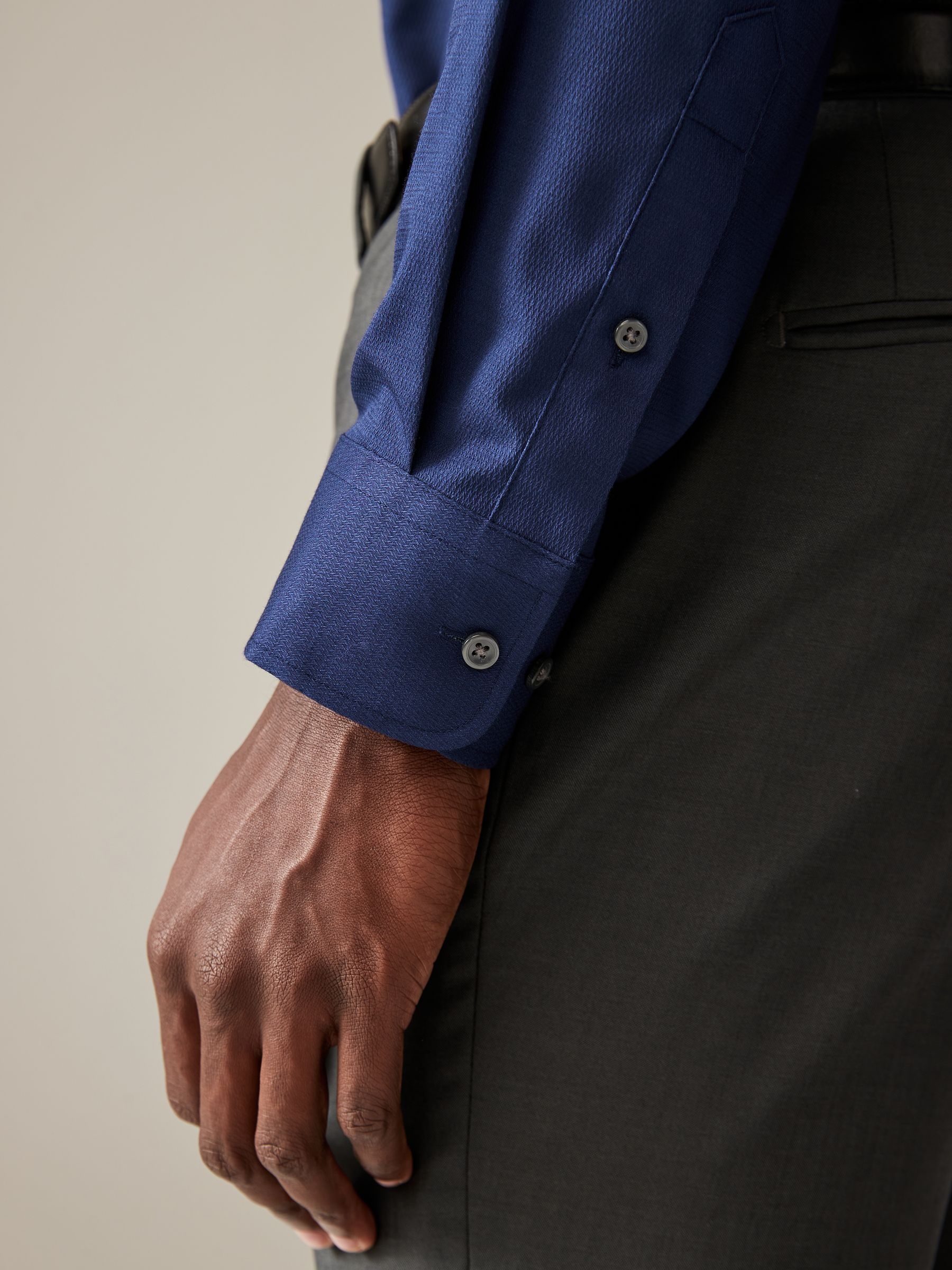 Saffierblauw - Normale Pasvorm - Onderhoudsvriendelijk, getextureerd, slim fit overhemd met enkele manchet