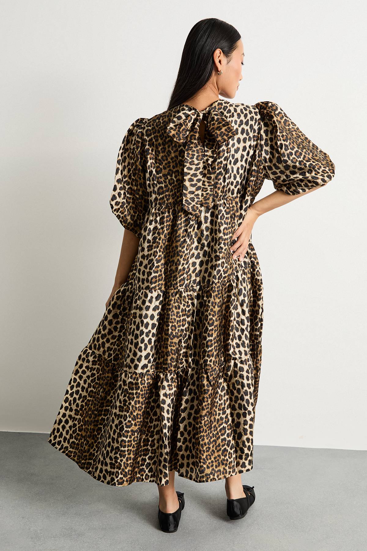 Warehouse Robe Smock Mi-Longue à Manches Bouffantes en Organza Imprimé Animal Petite