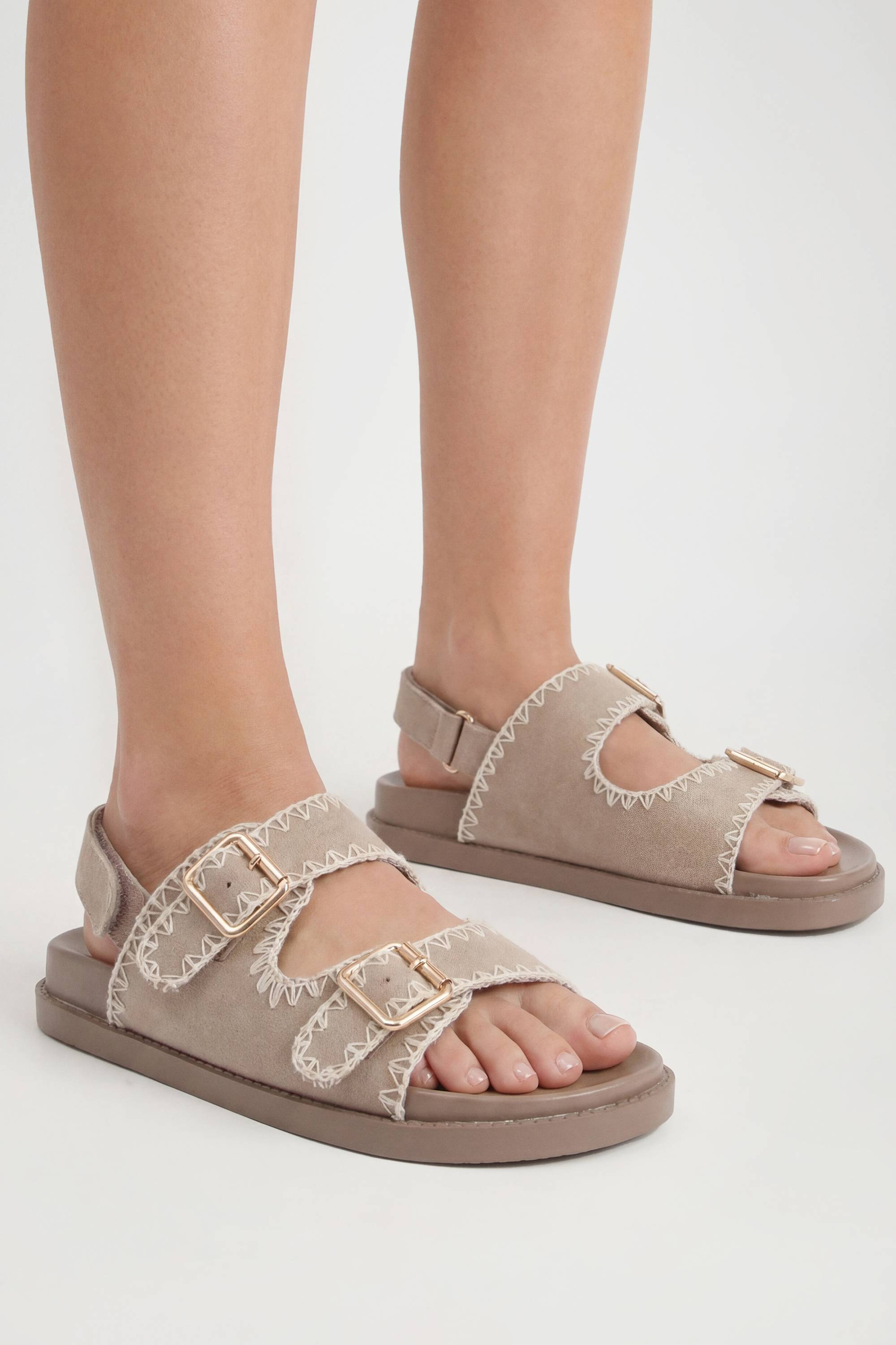 boohoo Sandales En Synthétique À Coutures Contrastées Coupe Large
