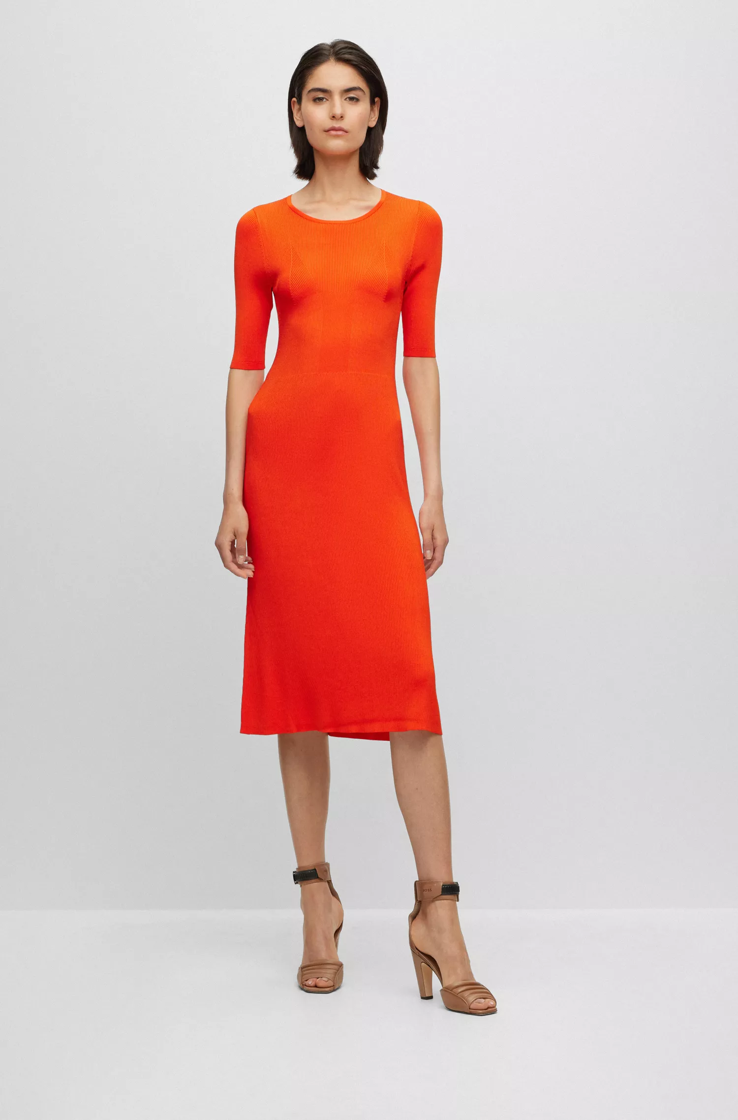 Vestido preto BOSS com mangas curtas e estrutura de tricô.