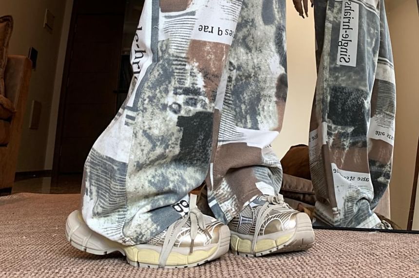 Chisan - Broek met hoge taille en wijde pijpen en krantenprint