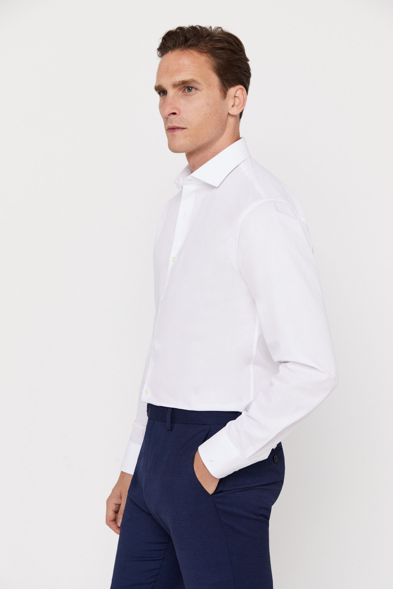 Camisa social lisa, corte slim, fácil de passar - Branca