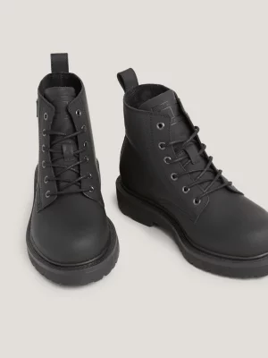Botas de cano curto com cadarço e travas em couro