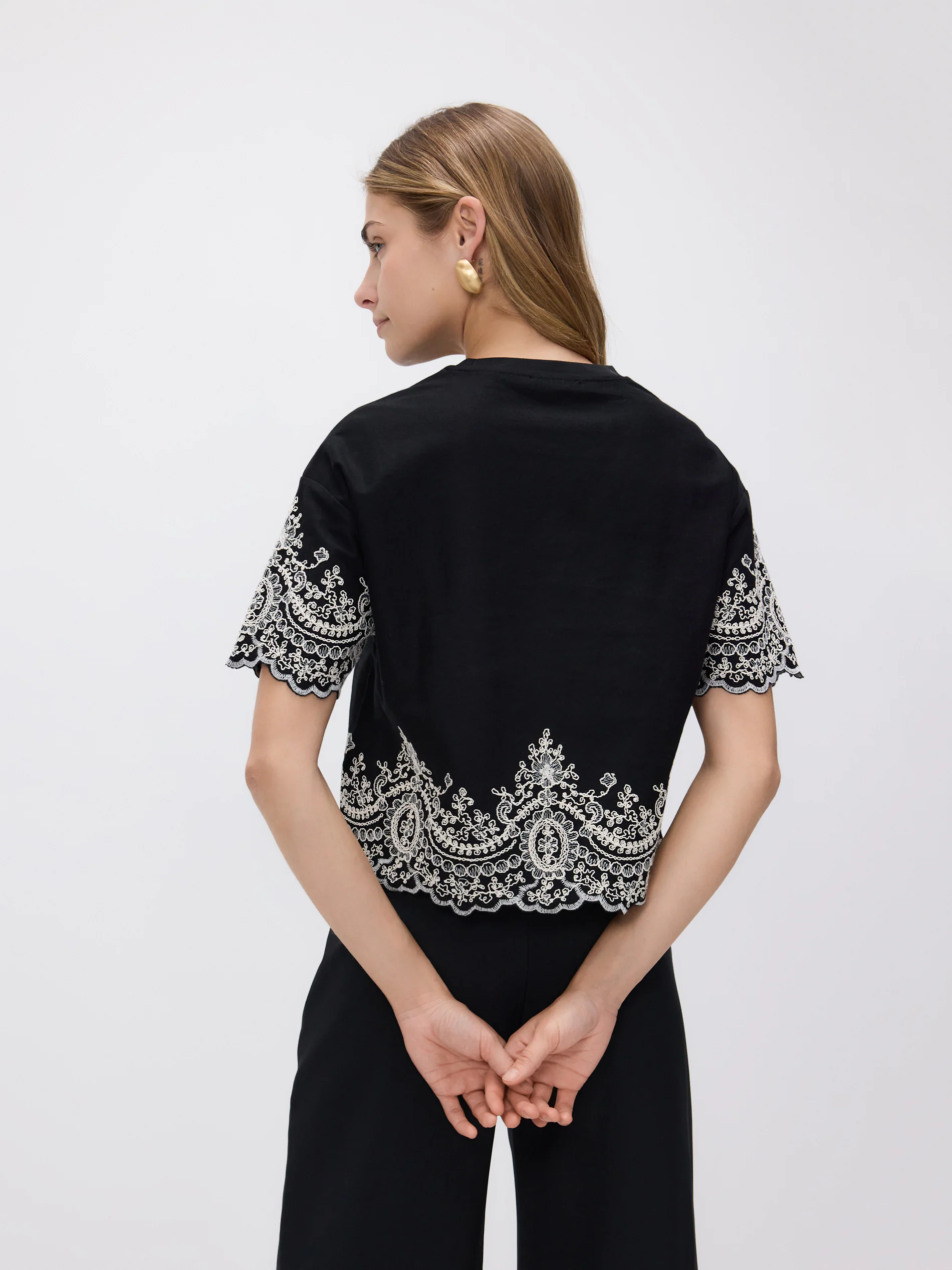 T-Shirt mit Dekorativer Stickerei