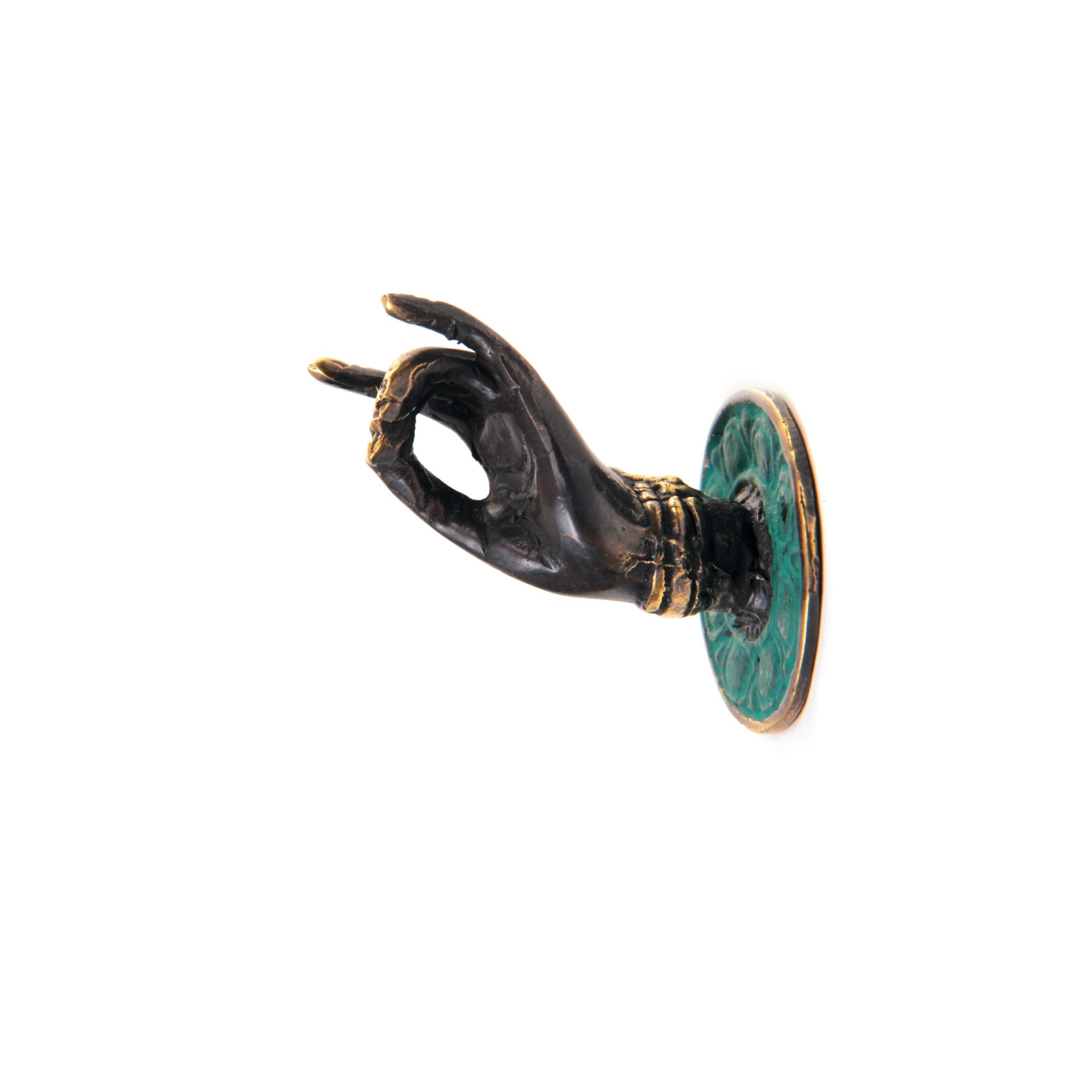 Wandhaken 'Hand Mudra links', aus Bronze, Ø 4 cm, H 4 cm von fischer's lagerhaus