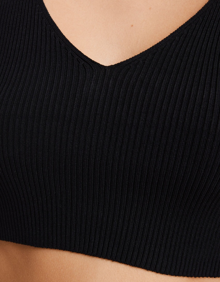 Blusa canelada com decote em V