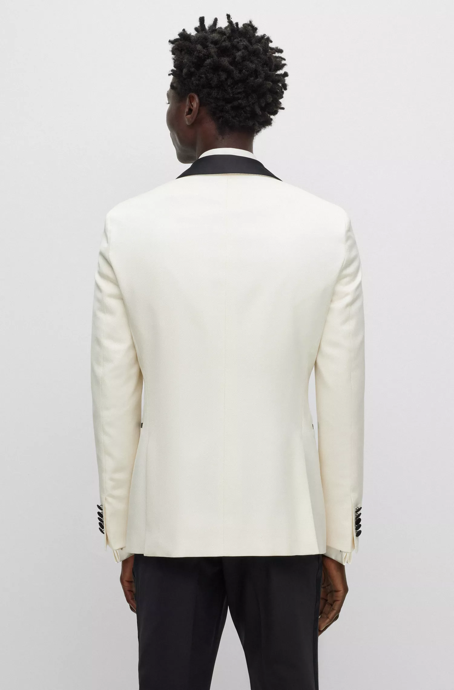 Jaqueta de jantar BOSS na cor camelo, corte slim, em seda, lã e mohair.