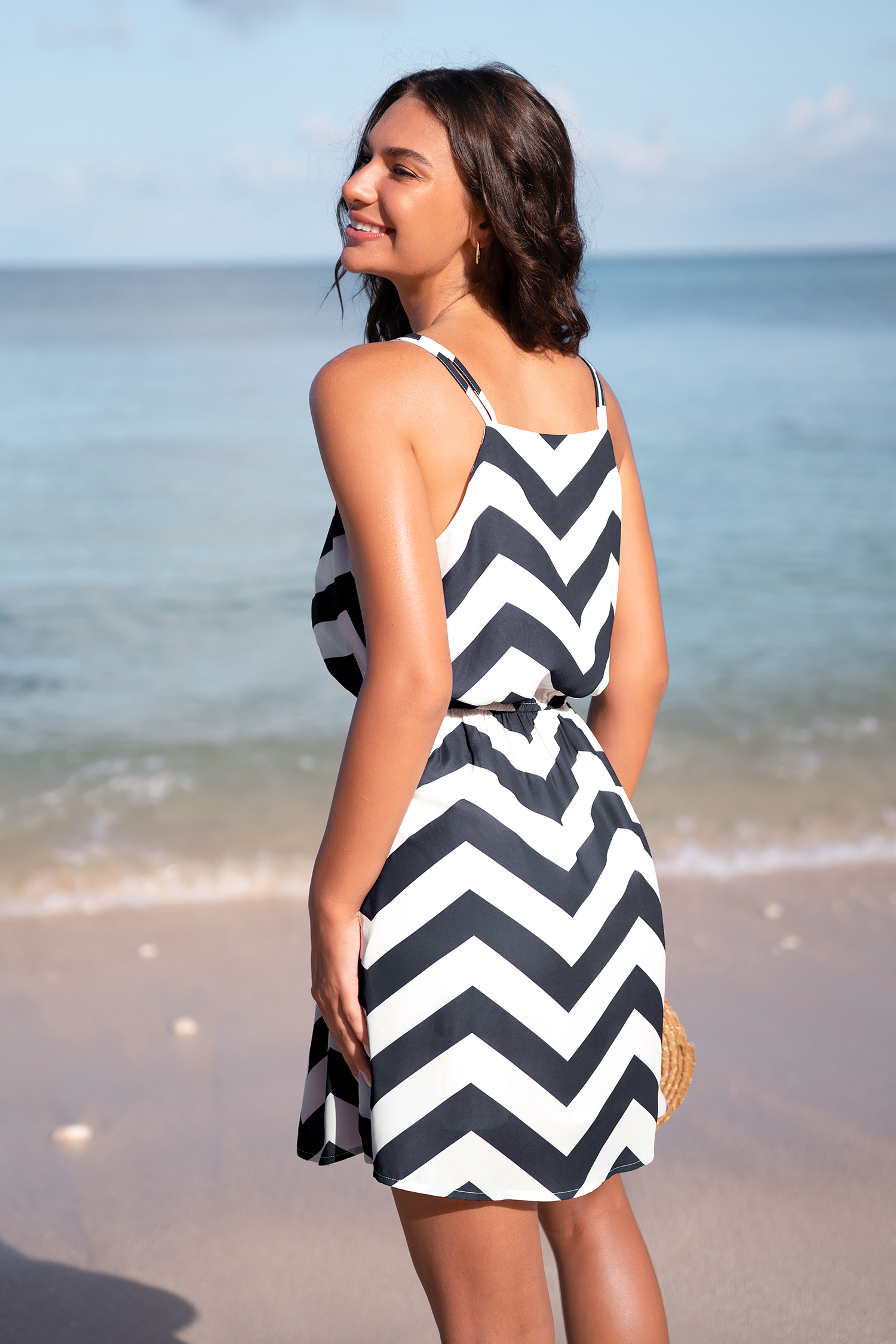 Robe mini sans manches à col en V et chevrons