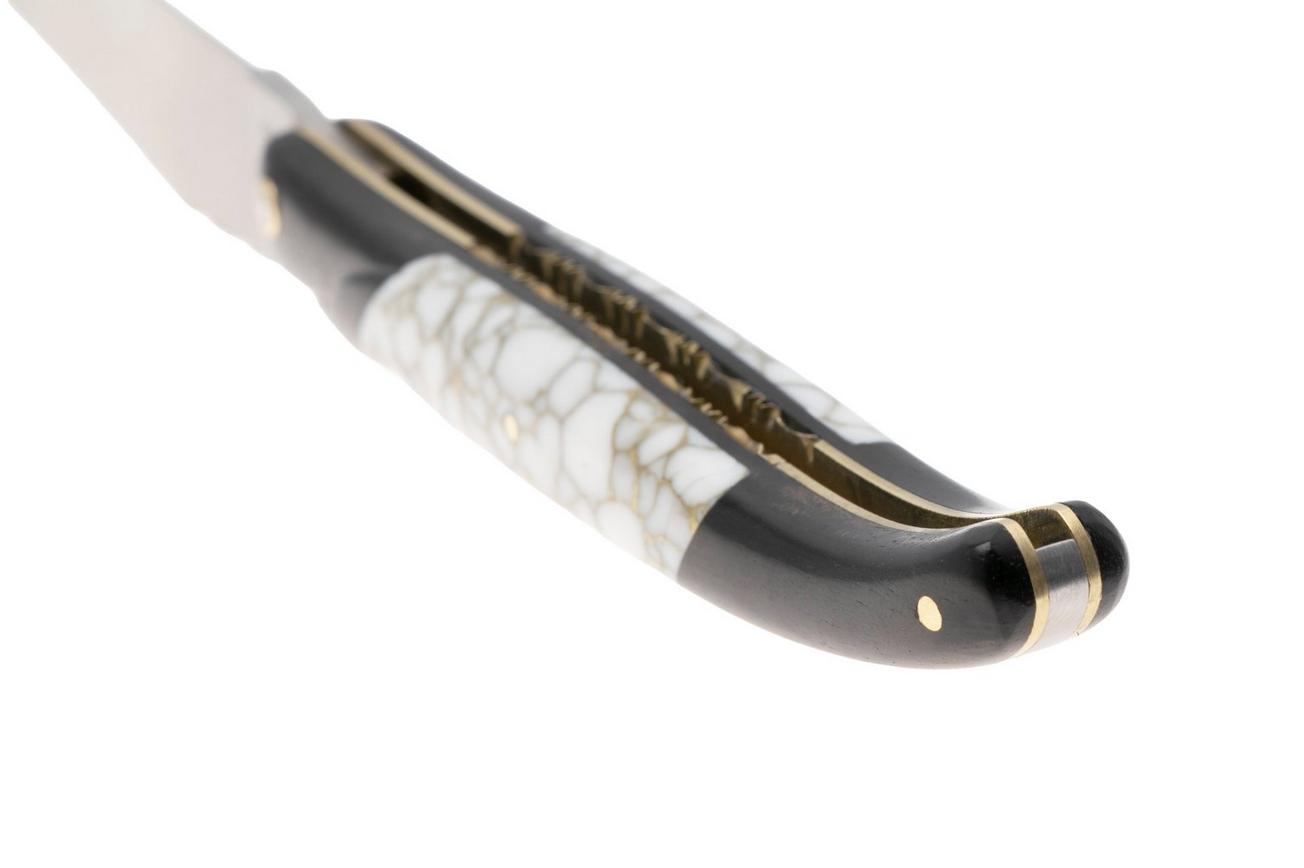 Laguiole en Aubrac Ebony, Howlite Gold Inlay, Handcarved Brass Plates, zakmes, 12 cm