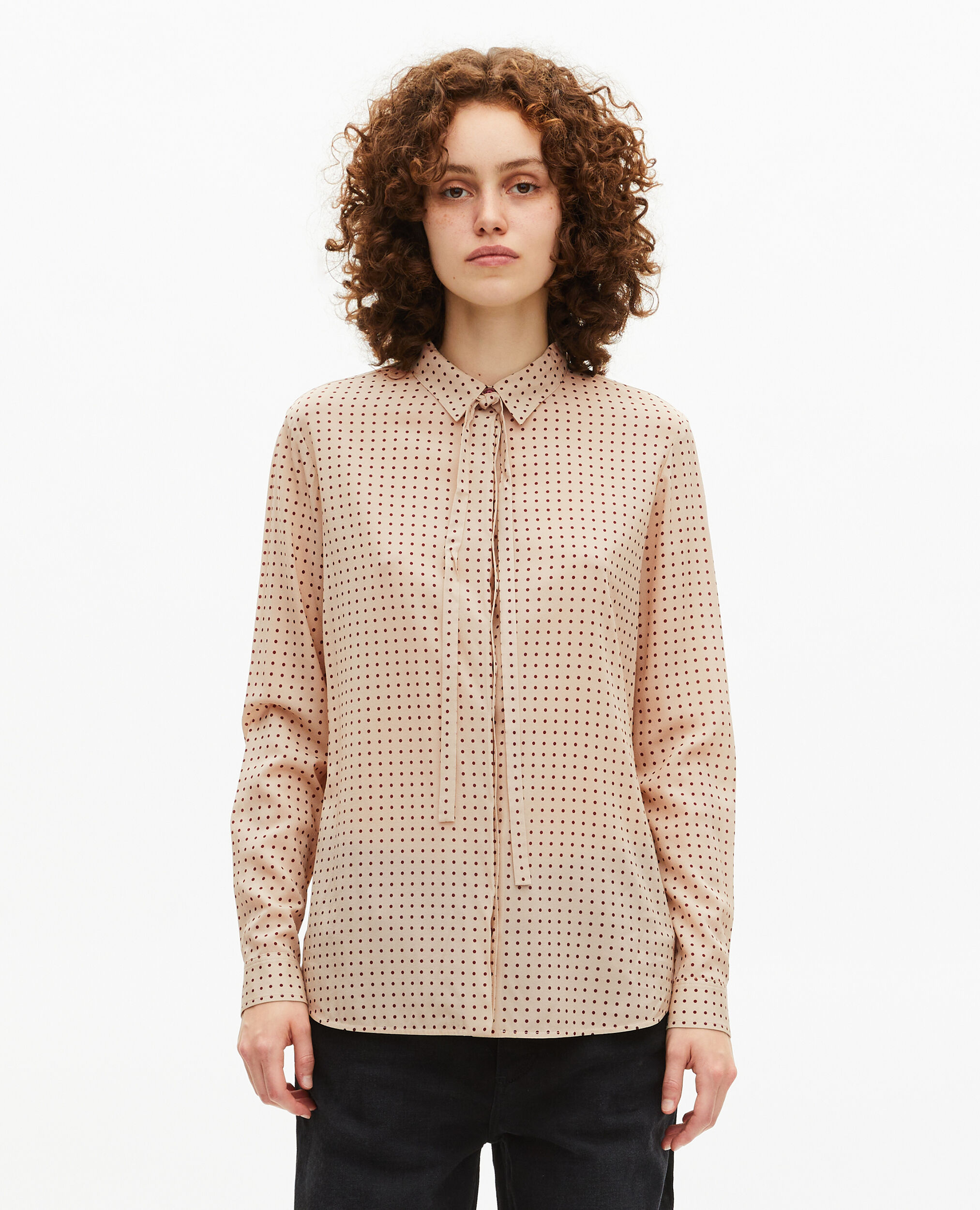 Chemise avec lavallière à pois beige