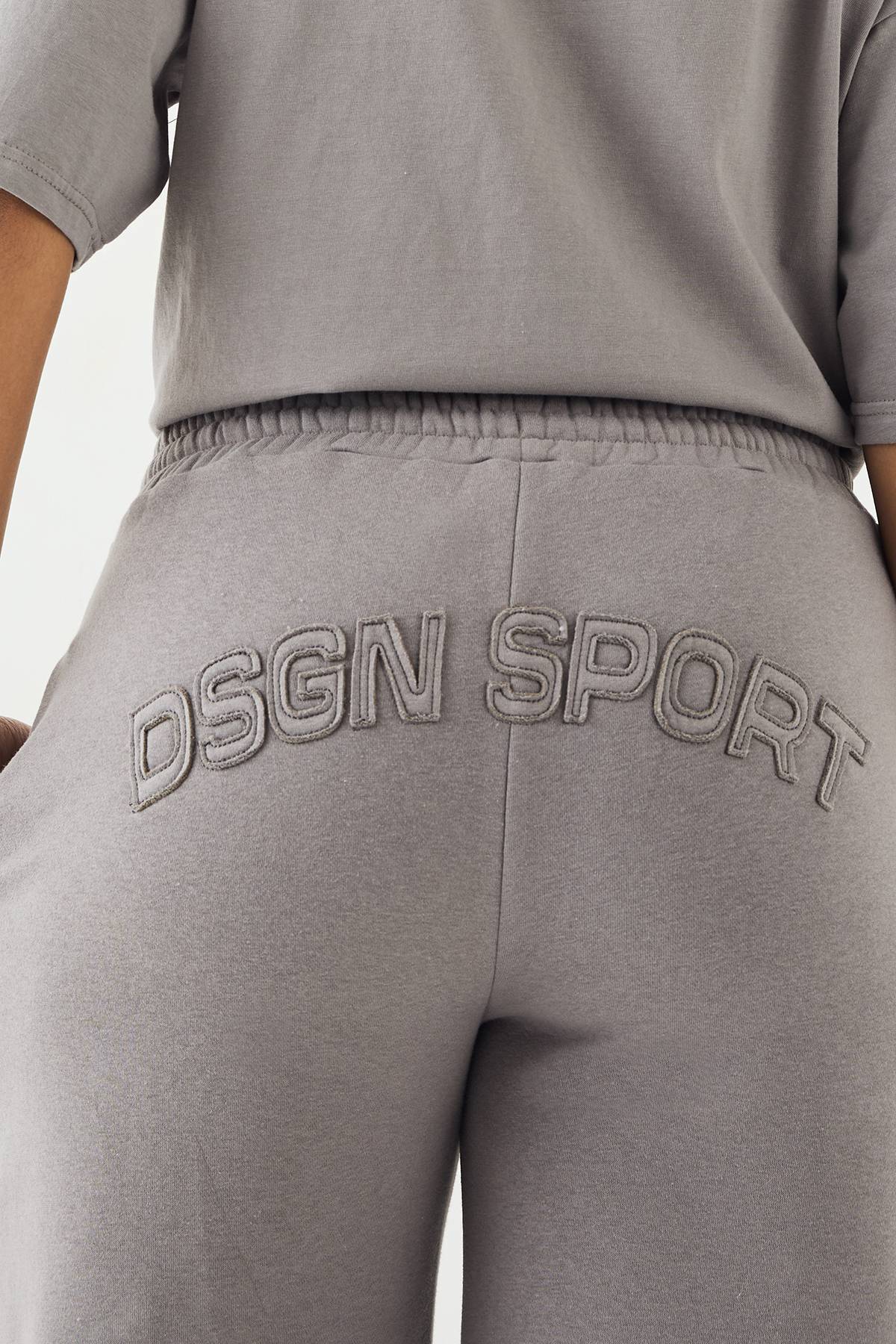 Jogging Jambe Droite avec Appliqué Tissu Assorti DSGN Studio
