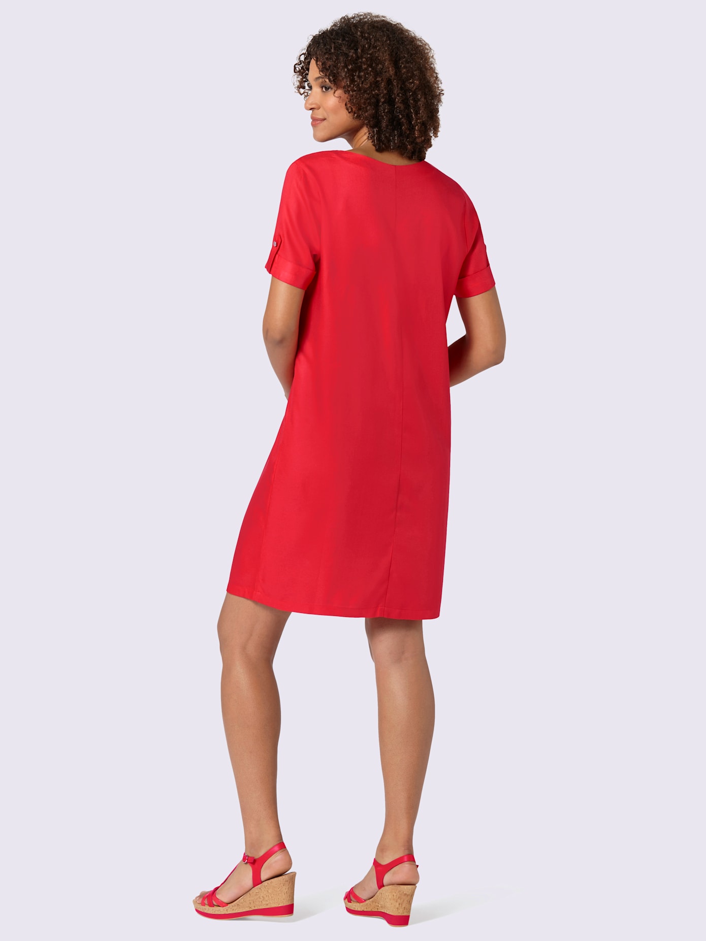 Robe col v manches courtes à revers et brides