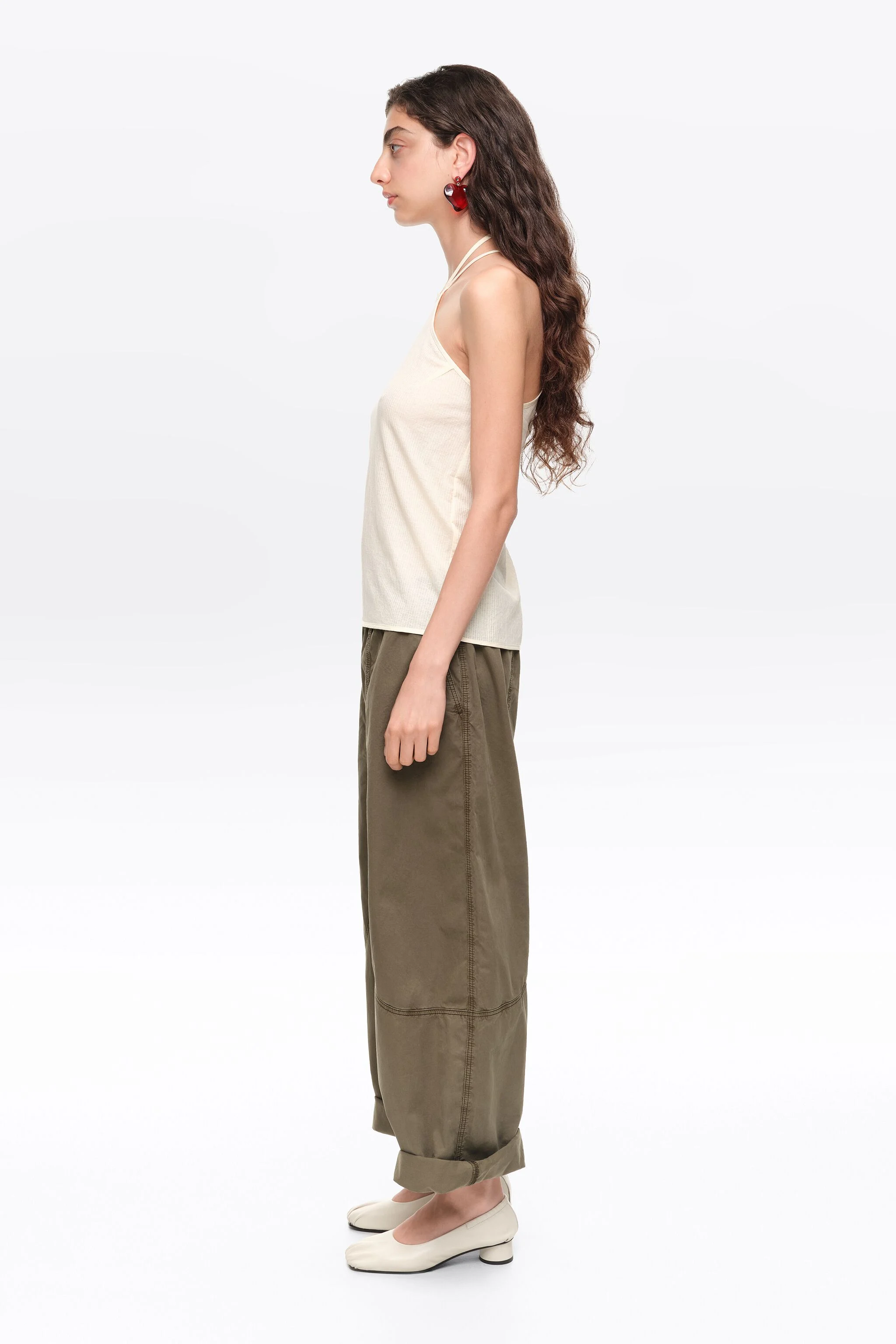 Top bege com decote halter e amarração.